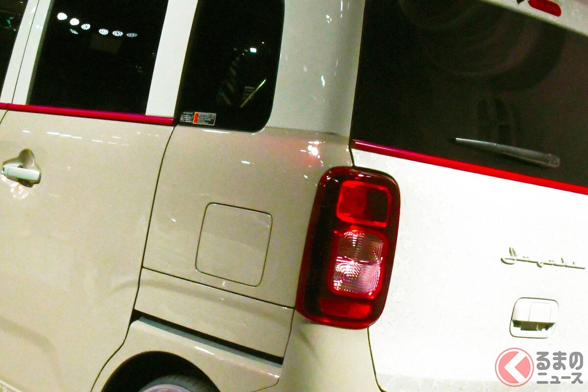 スズキ「斬新ワゴンR」に大注目！ “旧車レトロ風”デザインに「スライドドア採用」！ お洒落な“ホワイト内装＆ルーフキャリア”搭載したスマイル「ヨーロピアンアンティーク」コンセプトとは！