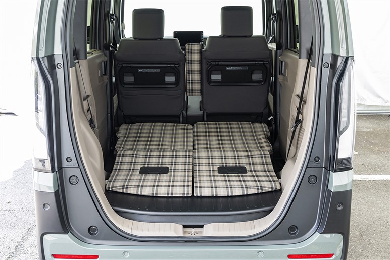 【悩ましい】軽自動車とコンパクトカーどっちが良い問題。「N-BOX」と「ルーミー」で維持費を比べてみると…？