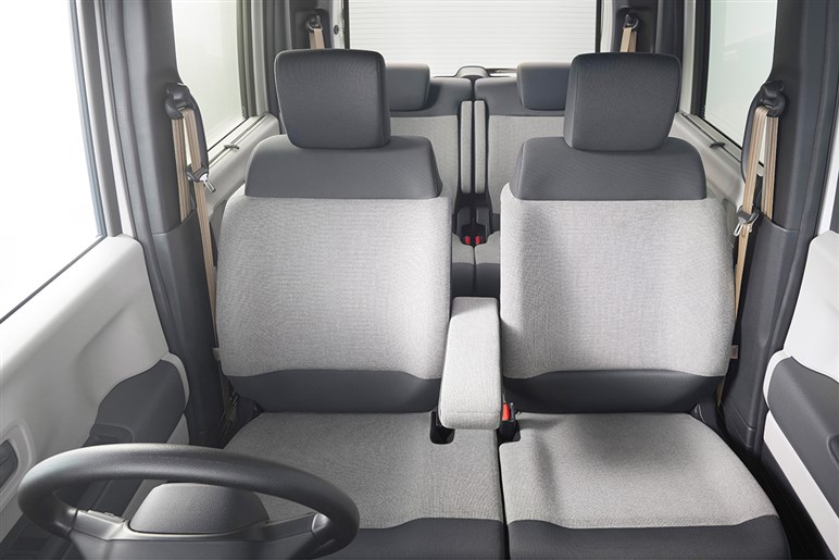 【悩ましい】軽自動車とコンパクトカーどっちが良い問題。「N-BOX」と「ルーミー」で維持費を比べてみると…？