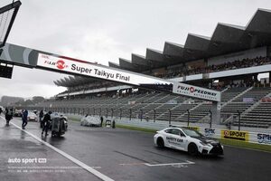 スーパー耐久富士24時間の決勝は雷雨のためスタートディレイ。1時間遅れのスケジュールに