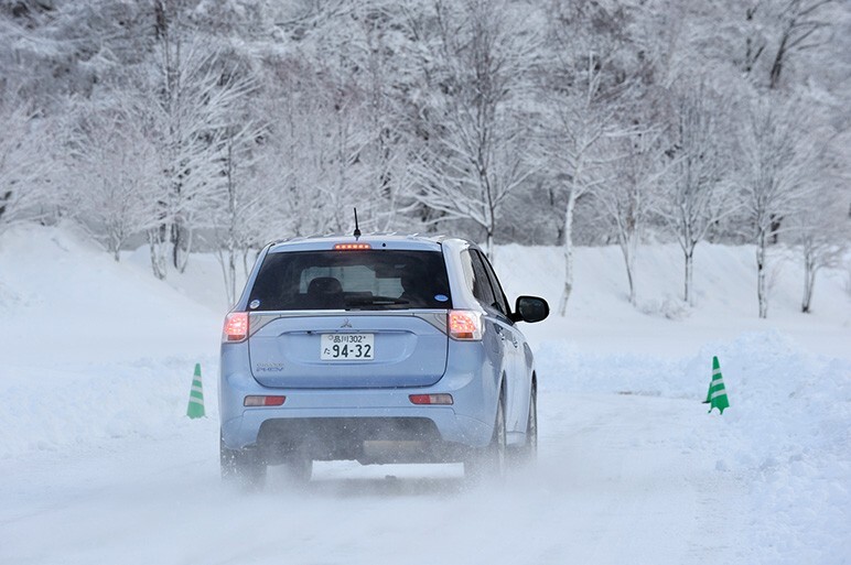 アウトランダーPHEVの次世代4WDで氷上走行
