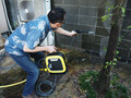 庭の苔まで吹き飛ばす！片手で持てるケルヒャーの〝世界最小〟高圧洗浄機「K MINI」のスゴいパワー