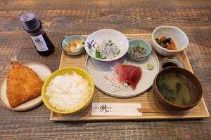 ビーチ気分全開の立地!!　『湘南鮪漁港』で三崎まぐろに湘南産のしらすも堪能　美味しいアジフライを求めて走る旅