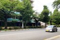 「どうせ信号“赤”だし」でノロノロ惰性走行するクルマ 付き合わされる後続車 これって良いの？悪いの？