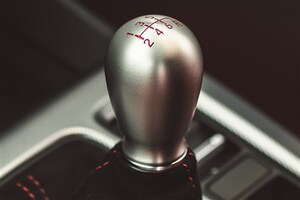 【彼らも胸中は複雑】MT車ってもう時代遅れなんだと思います…最近の若者の“リアル”な運転免許事情
