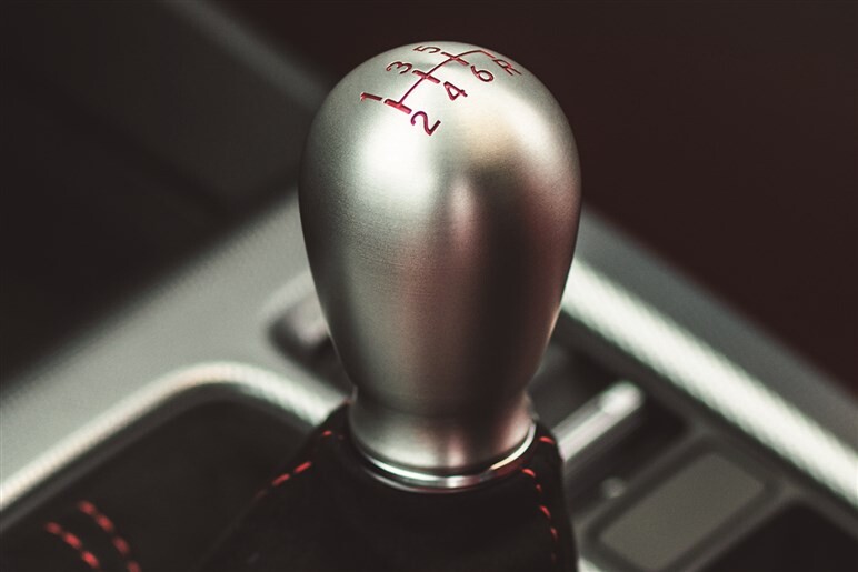 【彼らも胸中は複雑】MT車ってもう時代遅れなんだと思います…最近の若者の“リアル”な運転免許事情