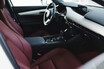 マツダ、全車種に赤内装を採用した100周年記念車を設定。現代に蘇るR360の2トーン配色