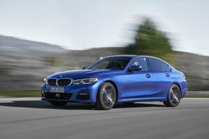 新型BMW3シリーズはハイテク満載！　来た道を自動でバックする！