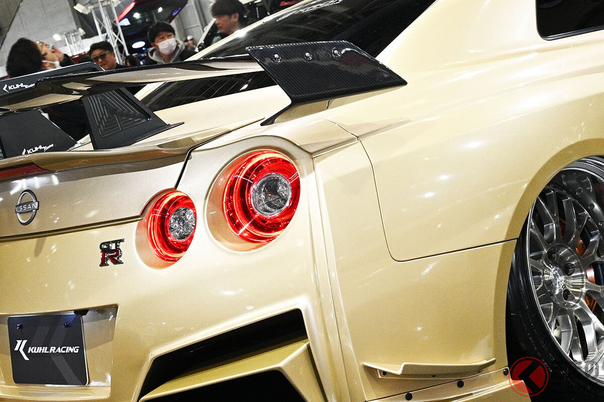 金色”ド迫力”エアロが凄い日産「新型GT-R」実車公開へ！ 極太センターマフラー＆巨大ウィングで「最高の称号」も獲得!? ゴールデンな爆裂エレガントモデルとは