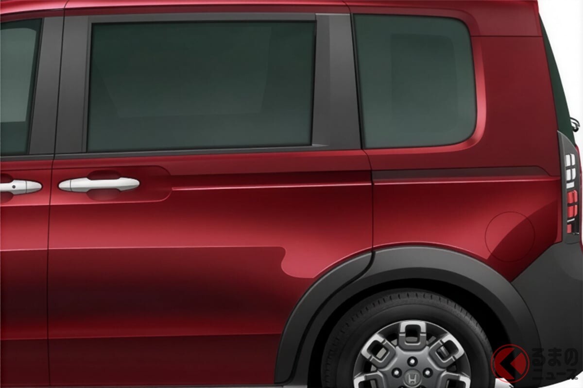 ホンダ最新「“4WD”コンパクトミニバン」に注目！ 全長4.3m“ちょうどいいボディ”に「タフな専用デザイン」採用の“3列6人乗り”仕様！ 「リッター21キロ以上」の低燃費＆“快適装備”が充実の「フリード」最高級モデルって？