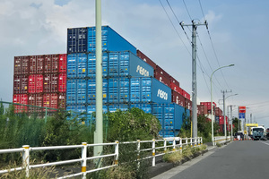 前にコンテナ車がきたら解読してみて！　書かれた文字や記号をみればコンテナの正体がまるわかり!!