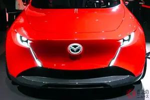 マツダ「次期MAZDA 2」!? 新型「コンパクトカー」に大注目！ “ちいさなボディ”に次世代「魂動デザイン」採用！ 美しい「ネオ・オーセンティック」仕上げの「ビジョン・クロスコンパクト」についてデザイナーに聞いた！