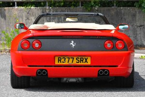 右ハンドル仕様のフェラーリ「F355スパイダー」がイギリスで予想を大きく上まわる高値で落札