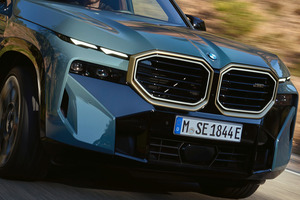【BMWコンプリート】ゴールドに輝く8角形の大型キドニーグリル！ 『BMW XM』は新作Mモデルに相応しいスポーツPHEV
