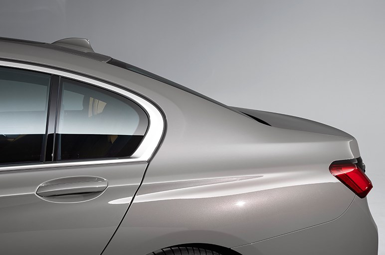BMW、7シリーズのマイナーチェンジモデルを初披露。キドニーグリルが大型化し押し出しの強い顔に