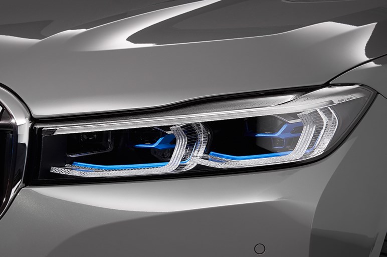 BMW、7シリーズのマイナーチェンジモデルを初披露。キドニーグリルが大型化し押し出しの強い顔に