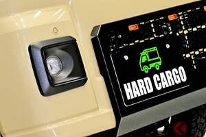 ダイハツ「“ランクル”軽トラ」世界初公開!? 専用オシャレベージュ×「黒すぎカスタム」がカッコイイ！ めちゃ「SUV風デザイン」の軽トラに大反響