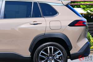 276万円から！ トヨタ新型「“5人乗り”コンパクトSUV」がスゴイ！ 日本初の「画期的な機能」で安全性バッチリ！ “V字型”に光る「カローラクロス」の斬新ウインカーとは？