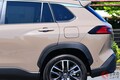 276万円から！ トヨタ新型「“5人乗り”コンパクトSUV」がスゴイ！ 日本初の「画期的な機能」で安全性バッチリ！ “V字型”に光る「カローラクロス」の斬新ウインカーとは？
