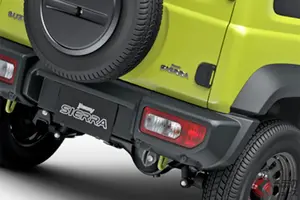 約230万円で5速MTあり！ スズキ「“4人乗り”コンパクトSUV」の「最安グレード」に注目！ 全長3.6m級「ちいさなサイズ」に「キーレス」「ACC」もついてて「十分です」！ 一部改良で進化した小型“本格”四輪駆動車「ジムニーシエラ“JL”」が“狙い目”だ