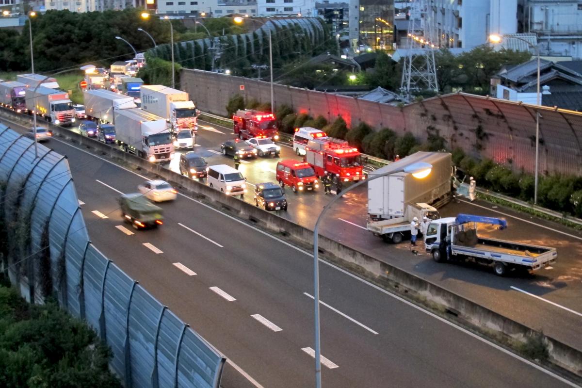 高速道路を走行中に事故などで 突如通行止め 遭遇車両はどうするのが正解か Web Cartop 自動車情報サイト 新車 中古車 Carview