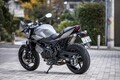 クルマ好きたちよ、今こそバイクに乗るべし〈スズキSV650X試乗記〉