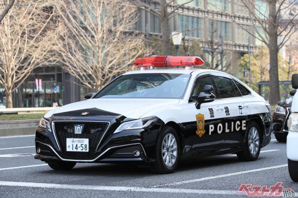 ついに出た 2系クラウン覆面パトカー 交通用パトカー 気になるエンジンは 外装の見分けポイントは ベストカーweb 自動車情報サイト 新車 中古車 Carview