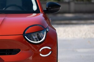 フィアットのビッグネーム復活が止まらない！ 名車「600」由来のキュート系小型SUVが9月10日発売