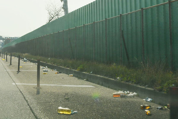 「ゴミがゴミを呼ぶ」幹線道路沿いのゴミ銀座 そこで「ゴミを捨てる」ドライバーの心理とは？ 「不満のはけ口」の可能性も