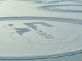 ラグジュアリーSUVの雄「レンジローバー」が初代誕生から50周年！ スウェーデンのテストコースに巨大なスノーアートを作成