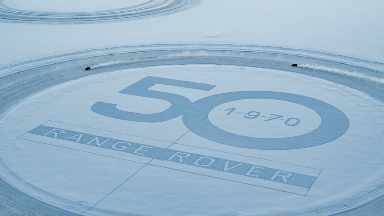 ラグジュアリーSUVの雄「レンジローバー」が初代誕生から50周年！ スウェーデンのテストコースに巨大なスノーアートを作成