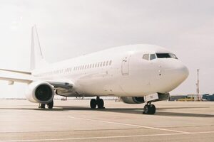 なぜ？ 旅客機が「駐機中にまるで離陸しているような姿勢に…」衝撃のアクシデントに遭遇 その様子とは
