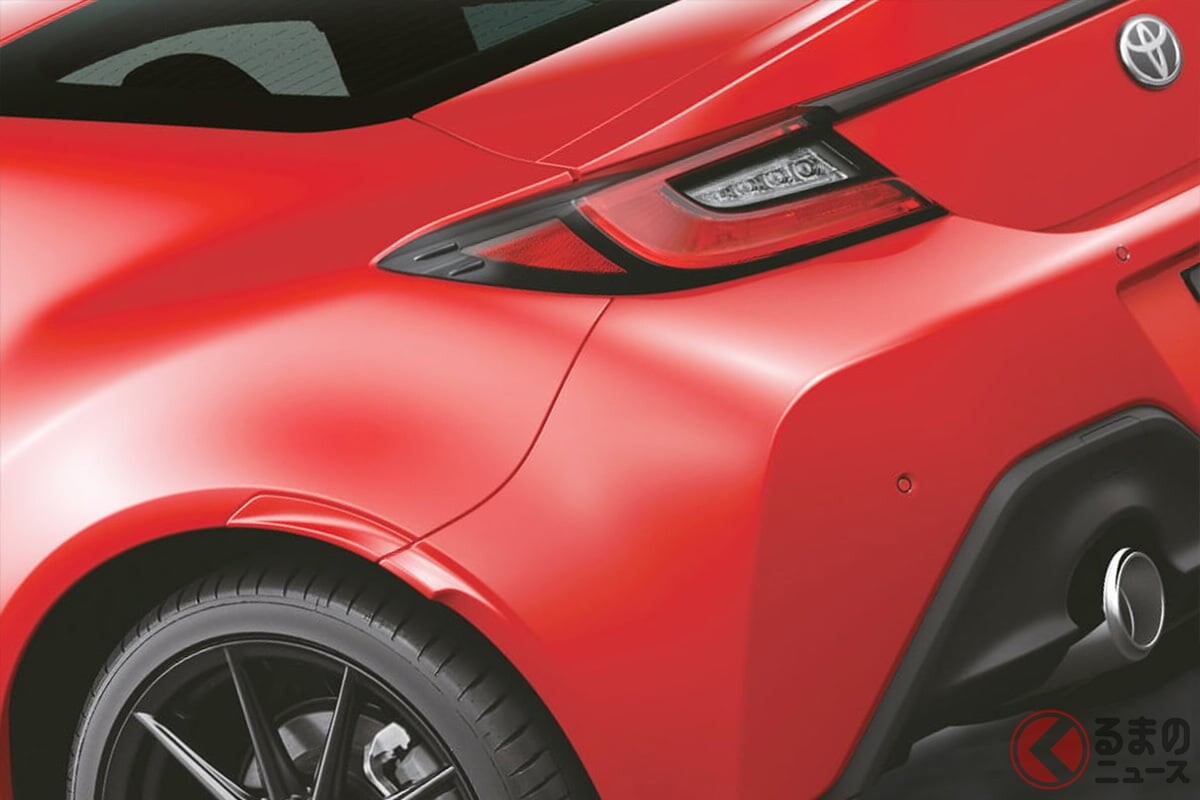 新車293万円から！ トヨタ「“新”FRスポーツカー」発表！ 全長4.2m“コンパクトボディ”×6速MT採用！ “パワフル＆安全”なユニット搭載！ 最新「GR86」何が変わった？