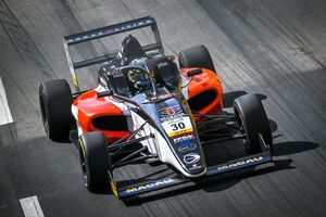 マカオF4レースで佐藤凛太郎が3位表彰台！　父・琢磨の優勝思い起こさせるマシンで激走……予選レースのペナルティで11番手発進も追い上げ