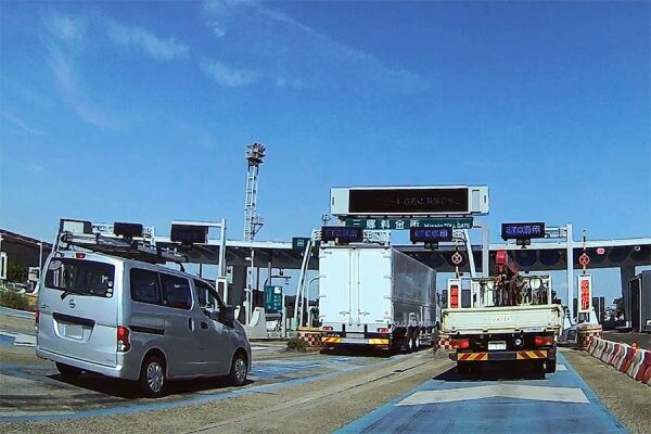 本線料金所が事故で「損壊」 ETCレーン縮小“渋滞が予想されます” 復旧は未定 常磐道の三郷本線