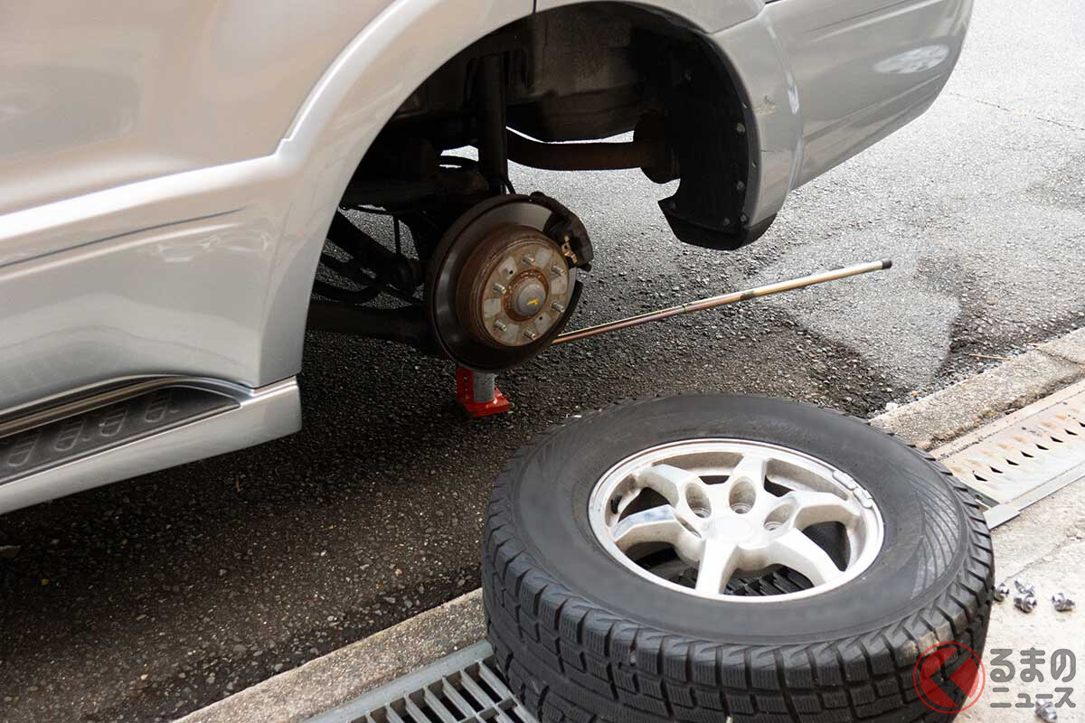 走行中にタイヤが外れる!? 恐ろしい「脱輪事故」なぜ起きる？ タイヤ交換時にやってはいけないNG行為とは？