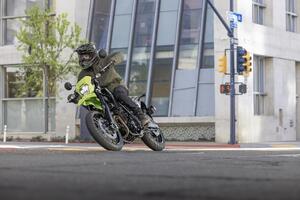 【カワサキ】ライトウェイトスーパーモト「KLX230SM」に新色／新グラフィックを採用し9/15発売！