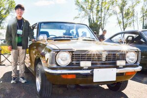 なぜ若者が初の旧車にトヨタ「カローラ 1200デラックス」を選んだ？ 購入早々故障に見舞われるも、いまはセル一発でエンジン始動！