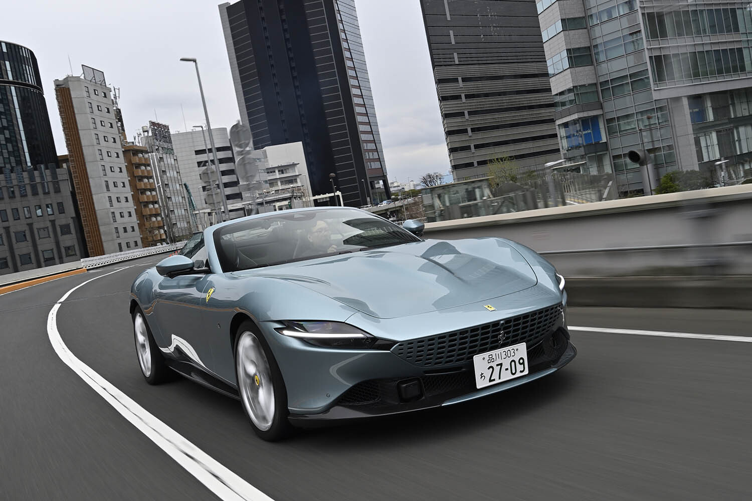 フェラーリ新型「ローマ スパイダー」で廃止前の「東京高速道路」を走った！「甘い生活」にもっとも近い跳ね馬であることは間違いない