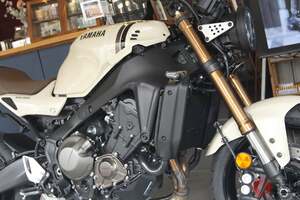 ヤマハの「新“丸目”レトロネイキッド」大型バイクに注文“殺到”！ おしゃれ「アイボリー」の日本限定カラーは即・受注終了に！ 新「XSR900」 販売店が語る反響と販売状況とは？