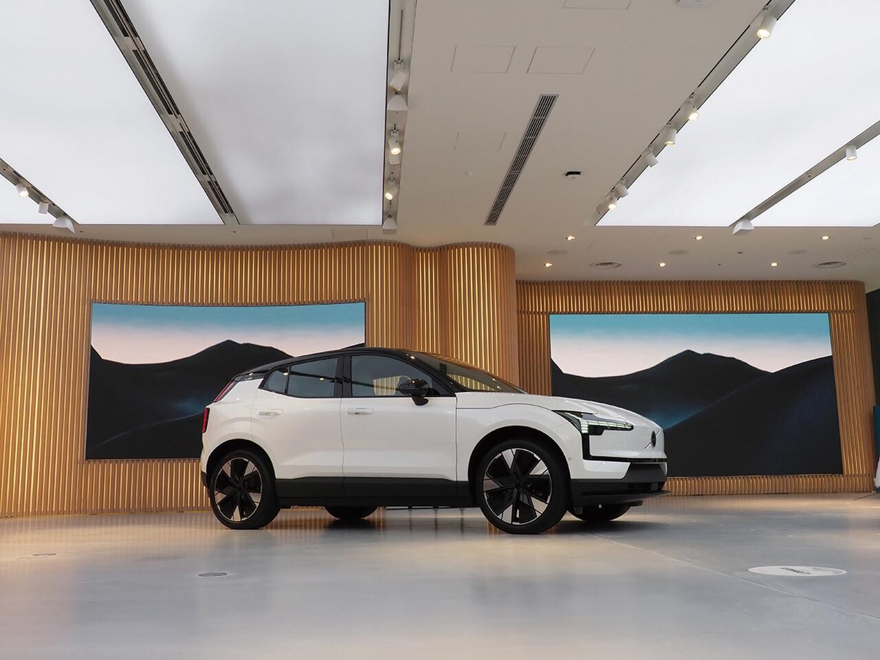 ボルボ史上最小SUV「EX30」公開。コンパクトプレミアムのスタンダードが、BEVで新たなステップアップを果たす