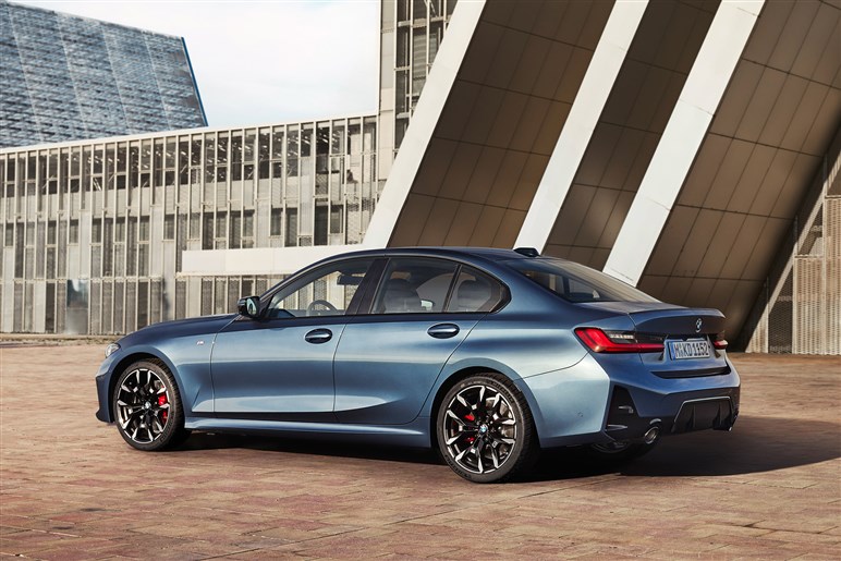 BMW「3シリーズ」がマイチェン。大幅進化したのは航続距離アップ＆豪華装備になった330e