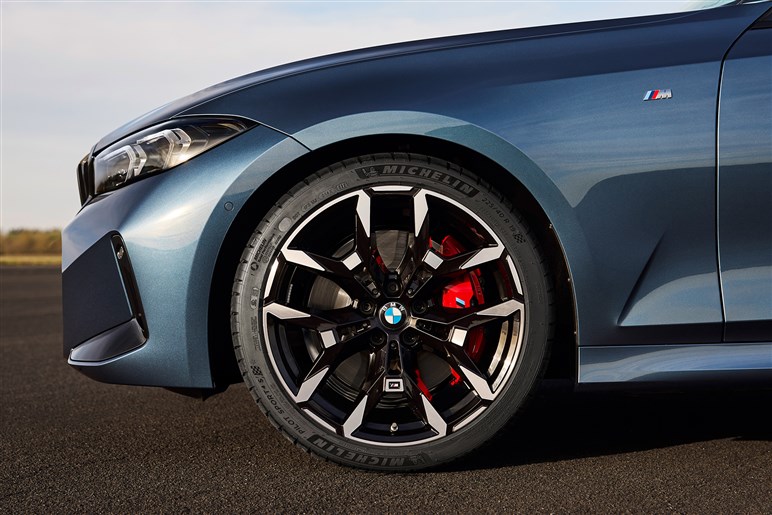 BMW「3シリーズ」がマイチェン。大幅進化したのは航続距離アップ＆豪華装備になった330e