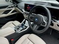【BMW i4 試乗記】電動モデルの「i」でもBMW。乗り心地も匂いもそのままに