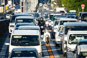 バイクでの「すり抜け」は違反じゃないけど摘発される可能性がある!? その理由を徹底解説
