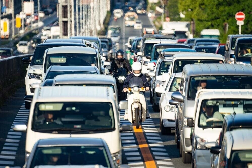 バイクでの「すり抜け」は違反じゃないけど摘発される可能性がある!? その理由を徹底解説