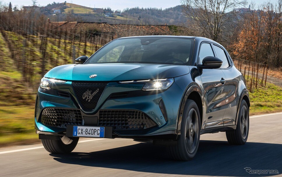 アルファロメオが『ジュニアQ4』出展、48Vハイブリッド搭載…トリノモーターショー2025