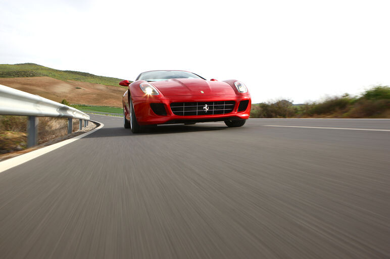 フェラーリ599HGTE、じゃじゃ馬かと思いきや… 