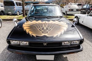 純正「唐獅子デカール」を色違いでリメイク！ ブラックとゴールドで統一したいすゞ「117クーペ ジウジアーロカスタム」の存在感