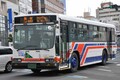 もはや「バス」とは呼べない？ 赤字96%のバス会社が生き残る“巨大な箱”戦略とは？「人を運ぶだけ」ではもはや限界か